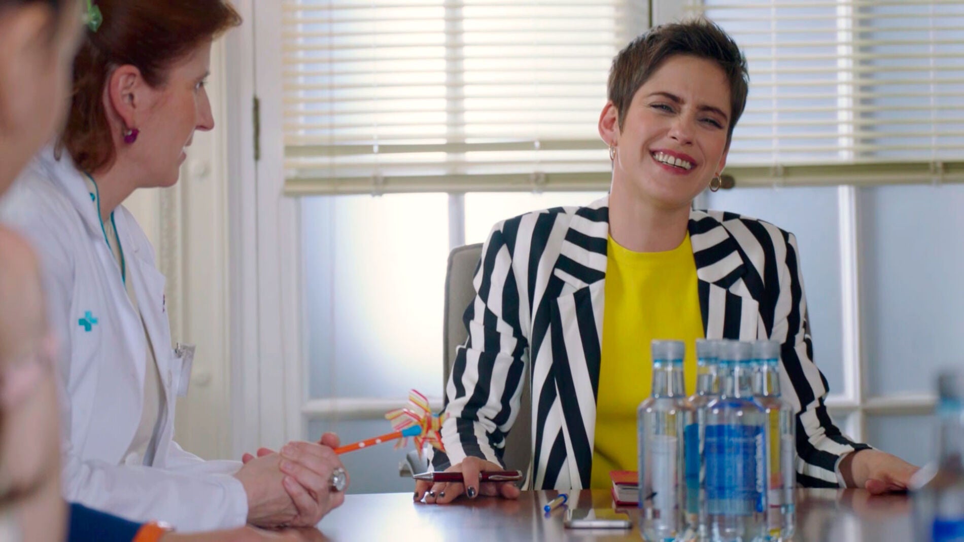 Se traba, se cae e improvisa, descubre el lado m&aacute;s divertido de Mar&iacute;a Le&oacute;n en el rodaje de 'All&iacute; Abajo'