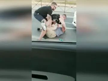 Cuatro británicos han sido detenidos por pelearse en mitad de una carretera Cuatro británicos han sido detenidos por pelearse en mitad de una carretera