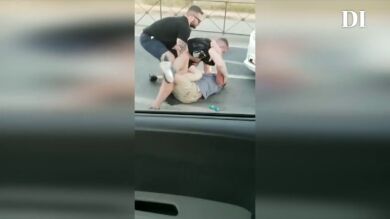 Cuatro británicos han sido detenidos por pelearse en mitad de una carretera 