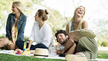 Un grupo de jóvenes haciendo un picnic Un grupo de jóvenes haciendo un picnic