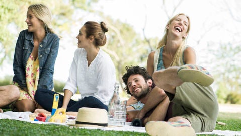 Un grupo de j&oacute;venes haciendo un picnic