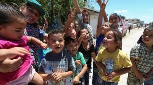 Varios ni&ntilde;os de un campamento de refugiados