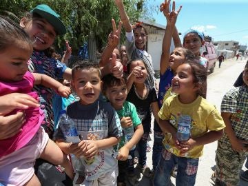 Varios niños de un campamento de refugiados