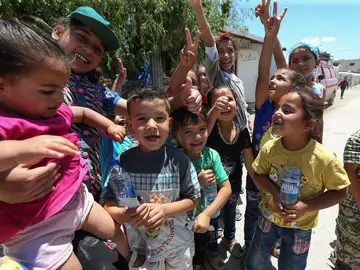 Varios niños de un campamento de refugiados Varios niños de un campamento de refugiados