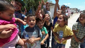 Varios niños de un campamento de refugiados