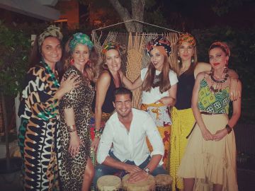 Maxi Iglesias, el chico de los bongos de la fiesta africana Maxi Iglesias, el chico de los bongos de la fiesta africana