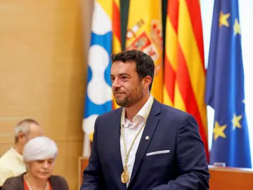 Àlex Pastor muestra el bastón de mando tras desbancar a la alcaldesa Dolors Sabater Àlex Pastor muestra el bastón de mando tras desbancar a la alcaldesa Dolors Sabater