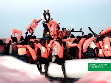 Polémica imagen en la que la marca de ropa Benetton emplea una foto de inmigrantes del Aquarius con fines comerciales Polémica imagen en la que la marca de ropa Benetton emplea una foto de inmigrantes del Aquarius con fines comerciales