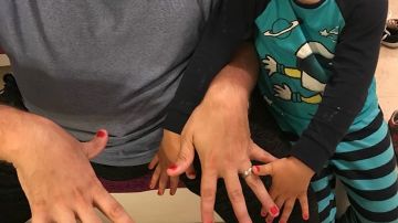 Un padre se pinta las uñas por su hijo