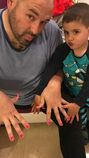 Un padre se pinta las uñas por su hijo Un padre se pinta las uñas por su hijo