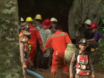 Sin rastro de los 12 niños y un entrenador de un equipo de fútbol perdidos en una cueva tailandesa Sin rastro de los 12 niños y un entrenador de un equipo de fútbol perdidos en una cueva tailandesa