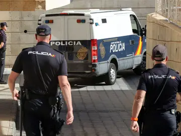 El furgón que traslada a los detenidos de Gran Canaria El furgón que traslada a los detenidos de Gran Canaria
