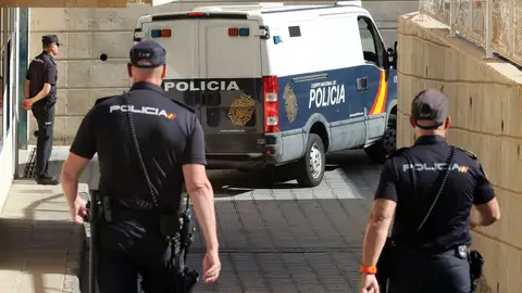 El furgón que traslada a los detenidos de Gran Canaria El furgón que traslada a los detenidos de Gran Canaria