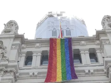 El palacio de Cibeles en Madrid luce la bandera del Orgullo Gay El palacio de Cibeles en Madrid luce la bandera del Orgullo Gay