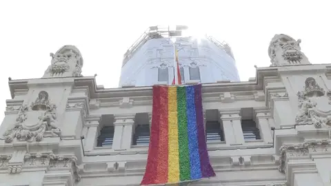 El palacio de Cibeles en Madrid luce la bandera del Orgullo Gay El palacio de Cibeles en Madrid luce la bandera del Orgullo Gay