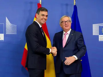 Pedro Sánchez y el presidente de la Comisión Europea, Jean-Claude Juncker. Pedro Sánchez y el presidente de la Comisión Europea, Jean-Claude Juncker.