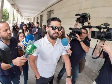 Noticias 2 Antena 3 (28-06-18) La Fiscalía pide una vista para pedir prisión para el guardia civil de La Manada Noticias 2 Antena 3 (28-06-18) La Fiscalía pide una vista para pedir prisión para el guardia civil de La Manada