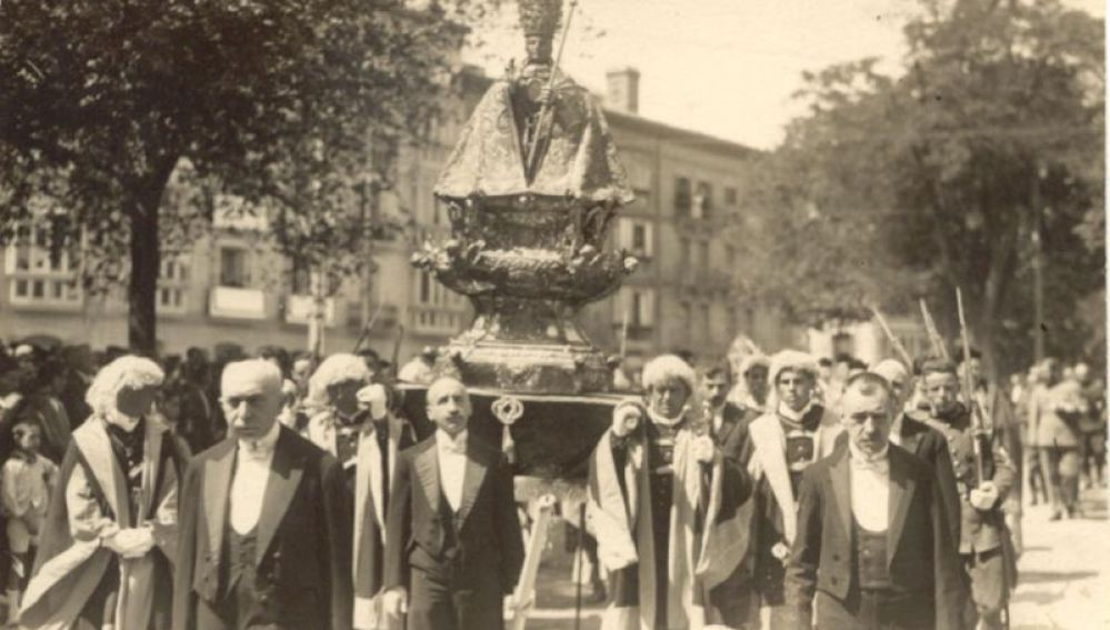 San Fermín de procesión por Pamplona.