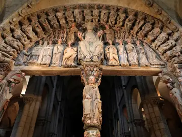 Detalle de la figura sedente del Apóstol Santiago en el parteluz del Pórtico de la Gloria Detalle de la figura sedente del Apóstol Santiago en el parteluz del Pórtico de la Gloria
