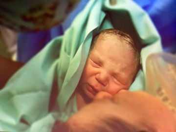  Imagen de un recién nacido vía cesárea en el Hospital Sant'Orsola de Bolonia