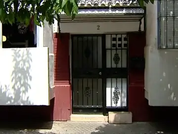 Detenido por someter a su madre y su hermana a un trato degradante y mantenerlas encerradas bajo llave en el domicilio que compartían en Sevilla Detenido por someter a su madre y su hermana a un trato degradante y mantenerlas encerradas bajo llave en el domicilio que compartían en Sevilla