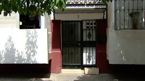 Detenido por someter a su madre y su hermana a un trato degradante y mantenerlas encerradas bajo llave en el domicilio que compartían en Sevilla Detenido por someter a su madre y su hermana a un trato degradante y mantenerlas encerradas bajo llave en el domicilio que compartían en Sevilla