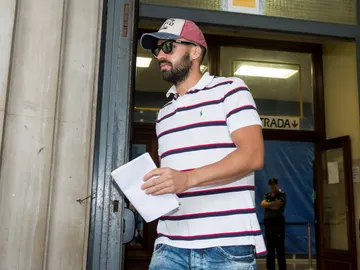 Antonio Manuel Guerrero ha sido el primero de los cinco integrantes en presentarse esta mañana ante el juzgado de guardia de Sevilla Antonio Manuel Guerrero ha sido el primero de los cinco integrantes en presentarse esta mañana ante el juzgado de guardia de Sevilla