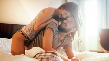 Pareja juega en la cama
