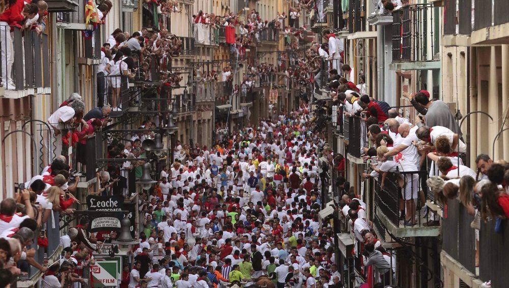 Los corredores por la calle Estafeta.