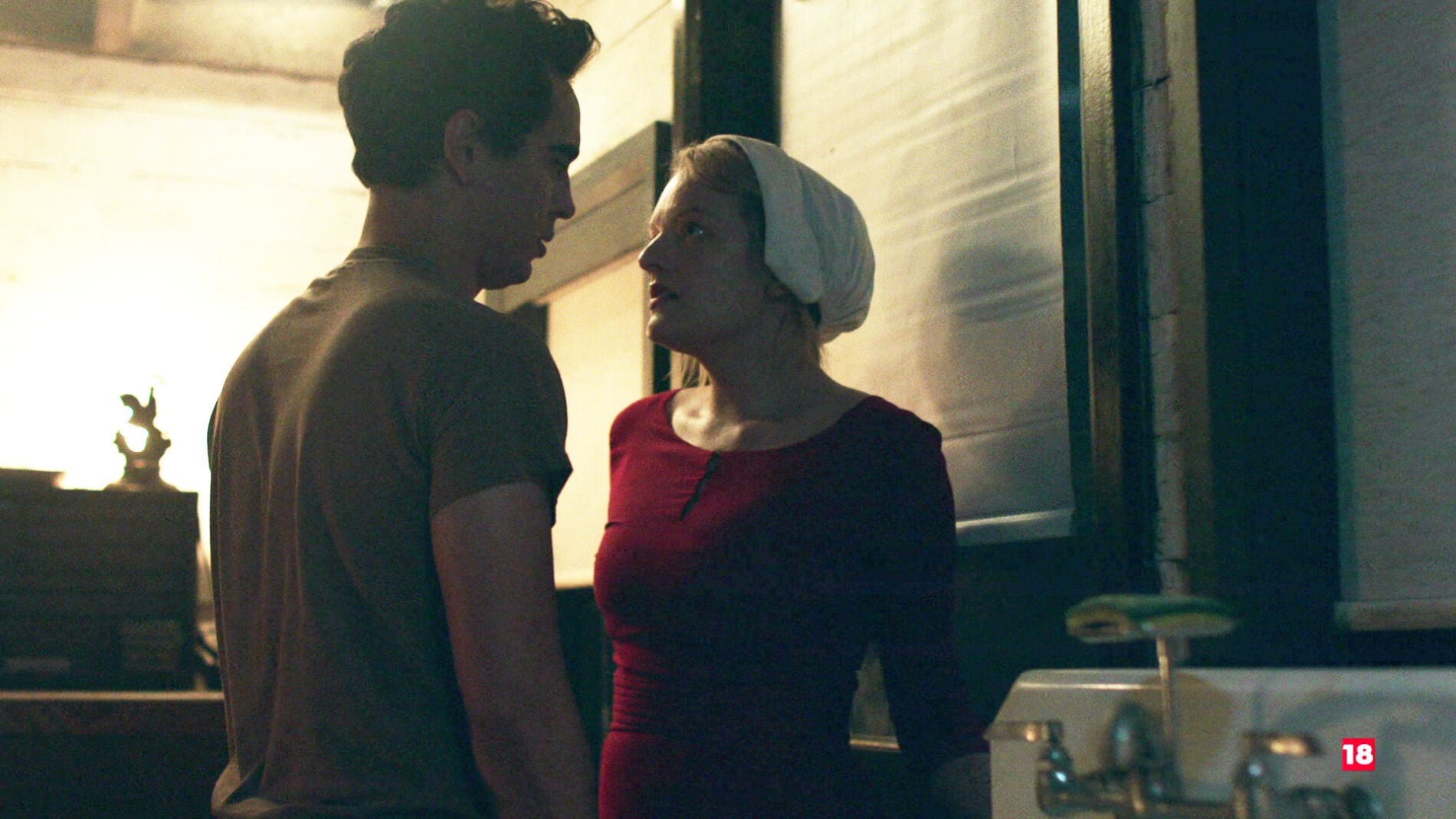 Serena Joy, a Defred: "Estoy pensando en intentarlo de otra forma, me refiero a con otro hombre"