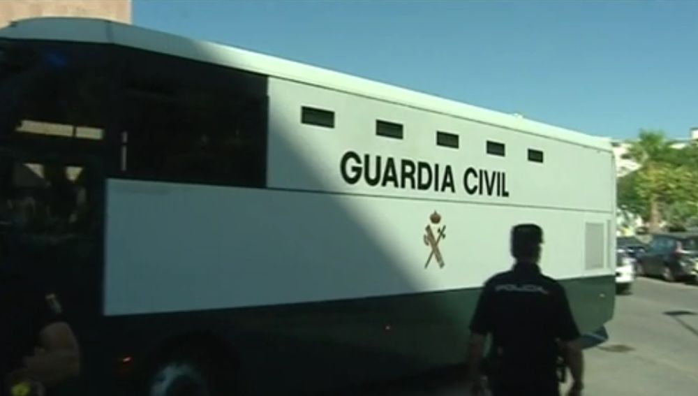 El autobús de la Guardia Civil que trasladaba a Samuel Crespo y el resto de detenidos
