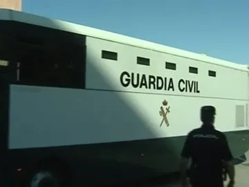 El autobús de la Guardia Civil que trasladaba a Samuel Crespo y el resto de detenidos El autobús de la Guardia Civil que trasladaba a Samuel Crespo y el resto de detenidos
