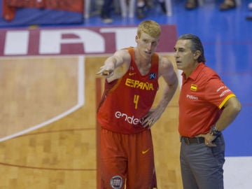 Alberto Díaz con el seleccionador nacional de baloncesto, Sergio Scariolo