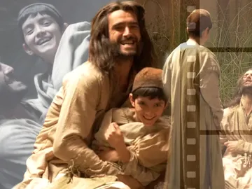 La escena más tierna y protectora de Arnau con el pequeño Jucef, tras las cámaras La escena más tierna y protectora de Arnau con el pequeño Jucef, tras las cámaras