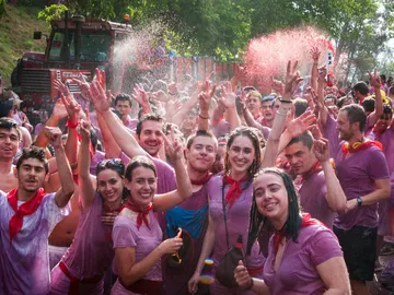 a tradicional Batalla del Vino de Haro ha lanzado unos 70.000 litros de vino a tradicional Batalla del Vino de Haro ha lanzado unos 70.000 litros de vino