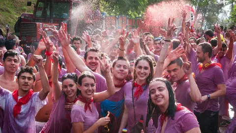 a tradicional Batalla del Vino de Haro ha lanzado unos 70.000 litros de vino a tradicional Batalla del Vino de Haro ha lanzado unos 70.000 litros de vino