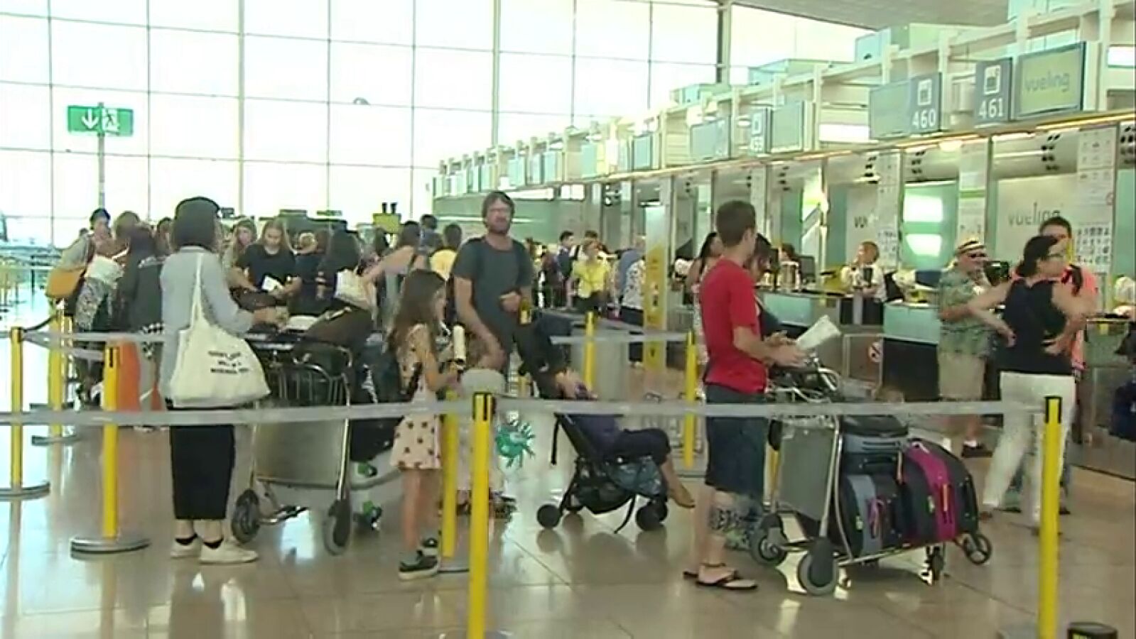 Decenas de pasajeros se quedan sin embarcar por un fallo informático en el Prat