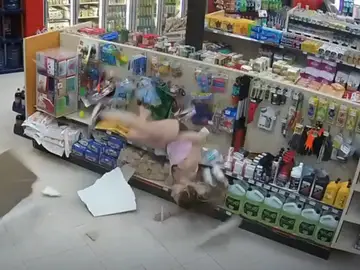 La joven cayendo del conducto de ventilación La joven cayendo del conducto de ventilación