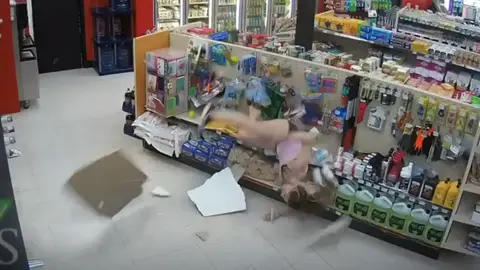 La joven cayendo del conducto de ventilación La joven cayendo del conducto de ventilación