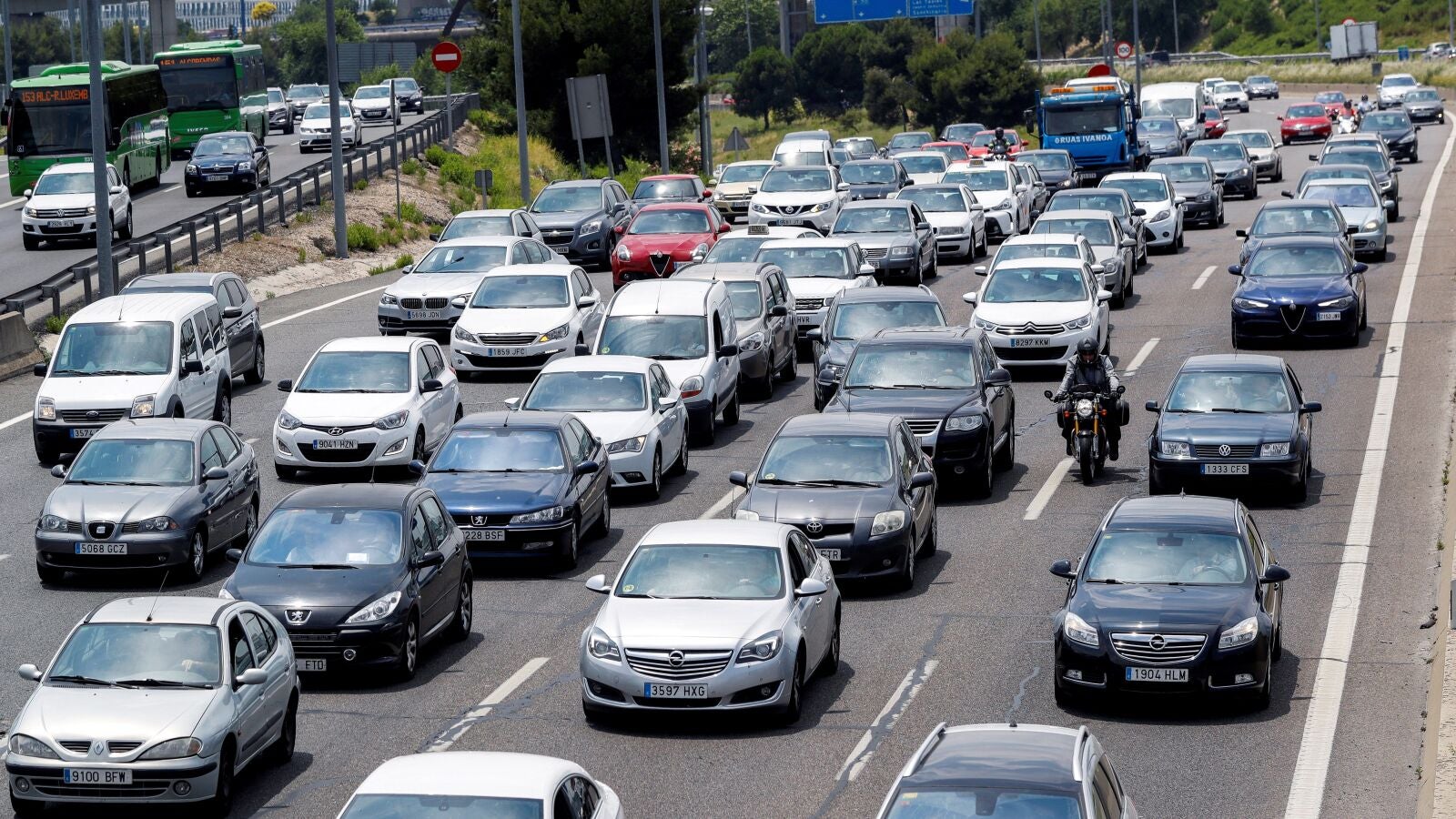 Conducir con calor equivale a beberse cinco cervezas 