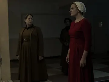 La tía Lydia y Offred en 'El cuento de la criada' La tía Lydia y Offred en 'El cuento de la criada'