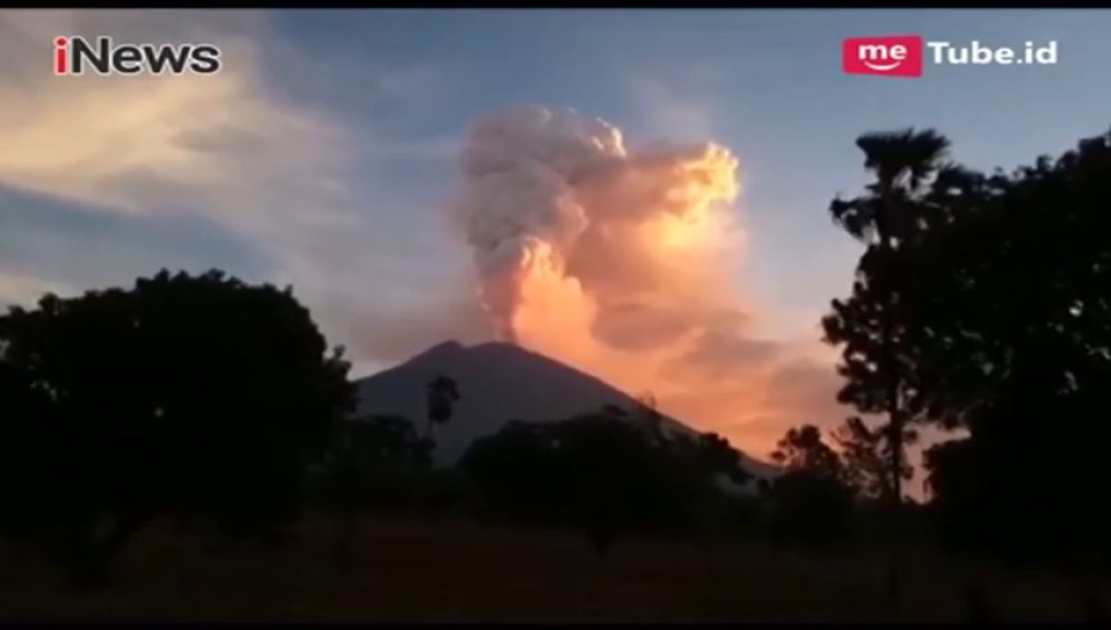 Un volcán en erupción obliga a cerrar tres aeropuertos