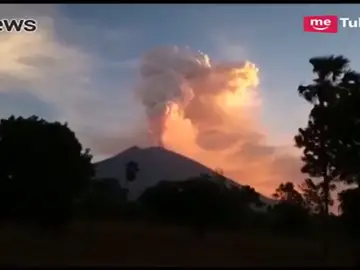 Un volcán en erupción obliga a cerrar tres aeropuertos Un volcán en erupción obliga a cerrar tres aeropuertos
