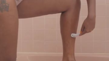Una mujer depilándose la pierna