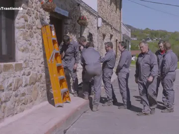 La cuadrilla, doblada por especialistas para rodar el salto desde la ventana del hostal La cuadrilla, doblada por especialistas para rodar el salto desde la ventana del hostal