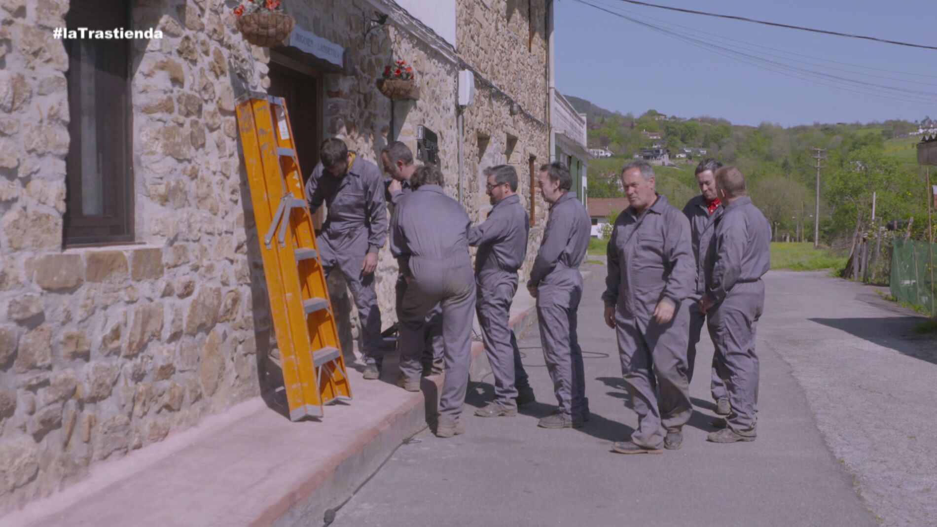 La cuadrilla, doblada por especialistas para rodar el salto desde la ventana del hostal