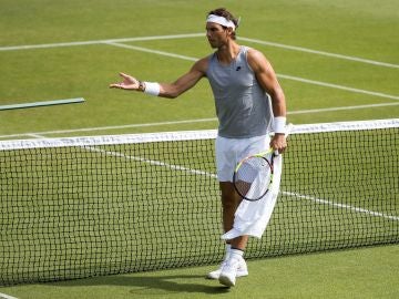 Rafa Nadal entrena en la pista de hierba