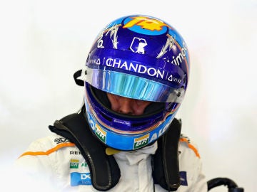 Fernando Alonso, en su box