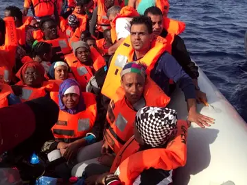 Un barco de Proactiva Open Arms con 60 inmigrantes rescatados intentará atracar en Barcelona Un barco de Proactiva Open Arms con 60 inmigrantes rescatados intentará atracar en Barcelona