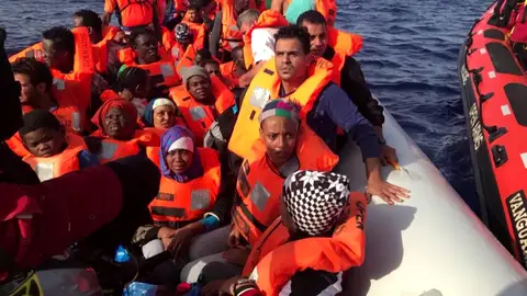 Un barco de Proactiva Open Arms con 60 inmigrantes rescatados intentará atracar en Barcelona Un barco de Proactiva Open Arms con 60 inmigrantes rescatados intentará atracar en Barcelona